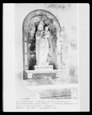 Stehende Madonna in Altarnische