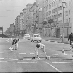 Erneuerung von Fahrbahnmarkierungen, 1966. SW-Foto © Kurt Schwarz.