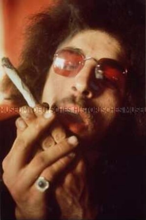 Mitglied der Band Amon Düül Haschisch rauchend