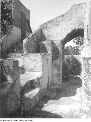 Treppenaufgang mit Eingang in das Nebengebäude eines Wohnhauses