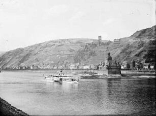 Blick über den Rhein auf Kaub mit Burg Pfalzgrafenstein, Burg Gutenfels und Ausflugsdampfer
