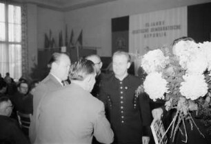 Feierstunde 15 Jahre DDR, Poln. Delegation, Sozial. Brigade Zimmerm., Aktivist Wl. Schmidt