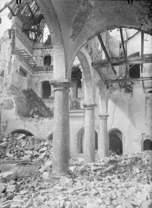 Dresden-Altstadt. Schloß. Stallhof mit den Ruinen von Georgenbau und Langem Gang. Dresden: Landesamt für Denkmalpflege Sachsen, 21-24/691