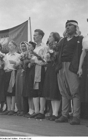 Arabisches Volkskunstensemble, englische Jugendgruppe und Ensemble der FDJ auf der Bühne