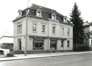Ebersbach-Neugersdorf, Hauptstraße 43. Wohnhaus mit Ladeneinbau (1886/1900)