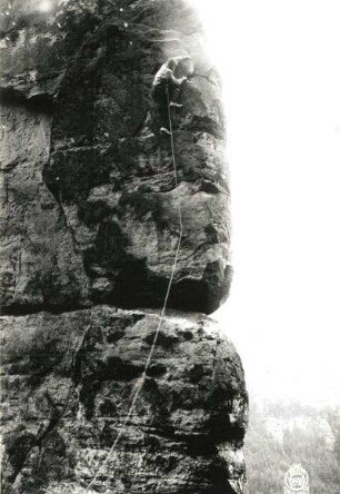 Sächsische Schweiz, Schmilka. Heringsgrundnadel. Seilschaft Ehrhardt Renger am Alten Weg (Südwestkante, VIIa)