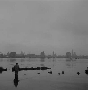 Stralsund. Panorama des Hafens, im Vordergrund ein Angler