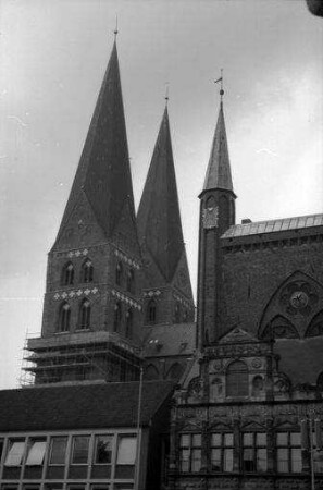 Lübeck: Rathaustürmchen und Türme der Marienkirche