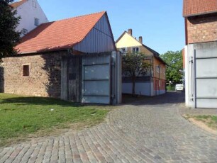 Stadtbefestigung-Stadtmauer im Süden nahe ehemaligem Schloß über Feldseite (Wehrgang mit Steinbrüstung abgetragen) in Übersicht