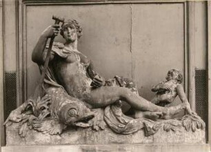 Brunnen mit Nymphe : Brunnen mit Nymphe. Sandstein (1739; B. Thomae). Dresden-Neustadt, Neustädter Markt