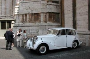 Rom - Oldtimer im Vatikan : Ein Oldtimer steht auf dem Gelände des Vatikan in Rom, aufgenommen im April 2004