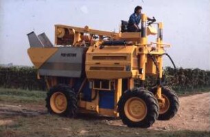 Fotografie: Weinbau, Erntetechnik, Erntemaschine