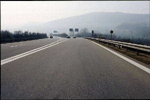Einfahrt in Nebenfahrbahn Nord (AK Hegau Richtung Schaffhausen) von Hauptfahrbahn Nord (AK Hegau Richtung Schaffhausen)