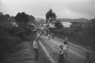 Straße in Pasuruan : Dorfstraße mit Bewohnern