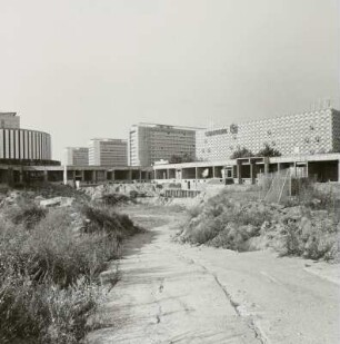 Blick über die Baustelle des Kaufhauses Wöhrl gegen Rundkino, Hotels und Kaufhaus