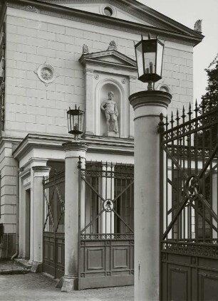 Albrechtschlösser. Dresden-Loschwitz, Bautzner Straße 130. Schloß Albrechtsberg (1850-1854; A. H. Lohse). Eingang von der Straße