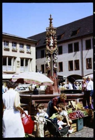 Freiburg: Markt um den Fischbrunnen