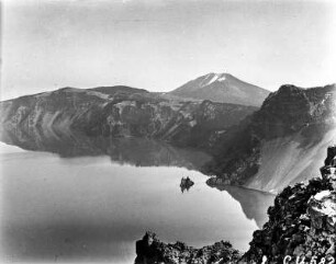 Der Crater Lake : Steilhänge am Ufer des Crater Lakes.