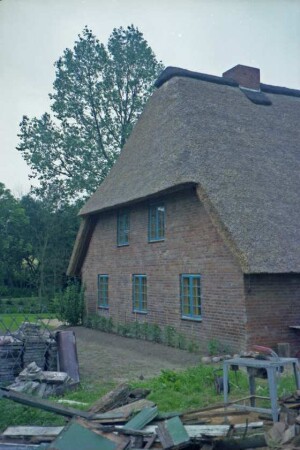 Schuhwiesenweg 2: Bauernhaus: nach Sanierung: mit Reetdach: Giebelseite Wohntrakt