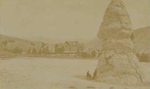 Yellowstone: Mammoth Hot Springs (1946 meters) : The Hotel and Liberty Cap (old crater), 14 meters high