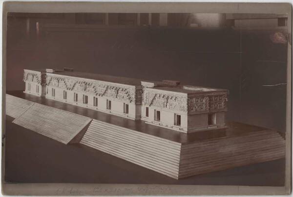 Maquette du palais du Gouberneur de la ville en ruines d'Uxmal (Yucatan) Échelle : 1:24