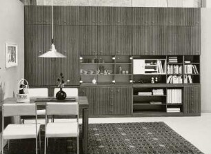 Eßtisch : Wohnzimmermöbel (1973; VEB Möbelkombinat Eisenberg). Anbauwand und Eßplatz