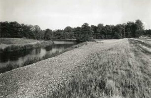 Lausitzer Heide. Künstlicher Spreelauf mit Hochwasserbett im Merzdorfer Forst zur Umgehung des Braunkohletagebaus Bärwalde. Blick flussabwärts nach Nordosten zum Auwald des alten Spreelaufs