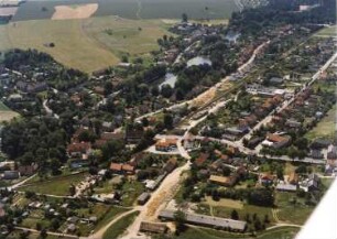 Dresden-Weixdorf. Ortsteilansicht mit Lausaer Kirche. Luftbild-Schrägansicht