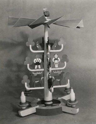 Pyramide, auf der Spitze laufend mit ausgesägten Figuren : Pyramide, auf der Spitze laufend mit ausgesägten Figuren, Staatliche Spielwaren-, Fach- und Gewerbeschule Grünhainichen