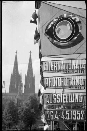 Köln: Photokina Transparent und Kölner Dom