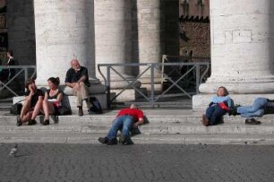 Rom - Erschöpfte Touristen in der Innenstadt : Erschöpfte Touristen in der Innenstadt von Rom, aufgenommen im April 2004