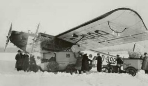 Postverladung : Dresden-Heller, Flugplatz. Postverladung an ein Verkehrsflugzeug Rohrbach Ro-VIII "Roland" der Lufthansa im Winter