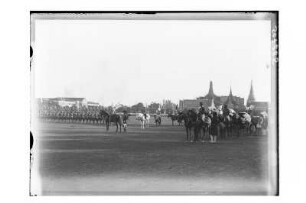 Militärparade beim Königspalast : Bangkok, Festplatz. Militärparade, im Hintergrund der Große Palast, die Residenz des Thailändischen Königs, 1909