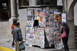 Cusco - Zeitungsverkauf : Vor einem Straßenzeitungsverkaufsstand stehen Menschen. Aufgenommen am 29. August 2011 in der einstigen Inka-Hauptstadt Cusco