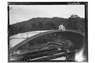 Zweibogige Brücke : Südthailand. Dr. Kurt Beyer auf einem fertigen Bogen der zweibogigen Betonbrücke, 1912/1913