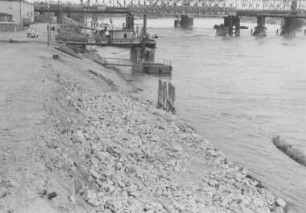 Zerstörter Uferbau am Rhein