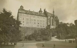 Altenburg. Schloss, Corps de logis und Schlosskirche mit Zufahrt vom Landestheater aus