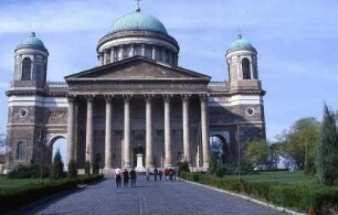 Esztergom - Kathedrale : Eingang zur Kathedrale. Aufgenommen in Esztergom, ca, 2001