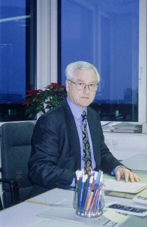 MR Standfuß am Schreibtisch (1996)