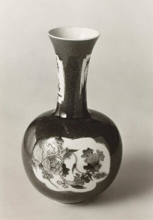 Flaschenvase mit puderblauem Fond