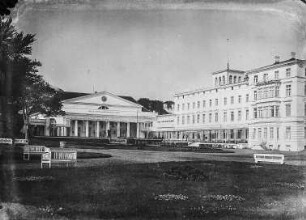 Kurhaus und Hotel "Kurhaus" : Blick über Kurplatz zu Kurhaus (1814-1816; C. T. Severin) und Hotel "Kurhaus" (1795-1796, J. C. H. v. Seydewitz; um 1875)
