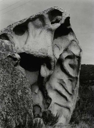Riesenhohlstein südlich von Calvi an der Straße zur Kapelle Madonna della Serra