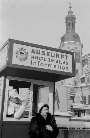 Leipziger Innenstadt kurz vor Eröffnung der Frühjahrsmesse, Informationsstand