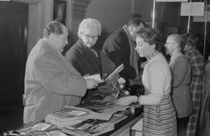 Besucherinnen und Besucher an einem Informationsstand der Frühjahrsmesse in der Unteren Wandelhalle des Neuen Rathauses
