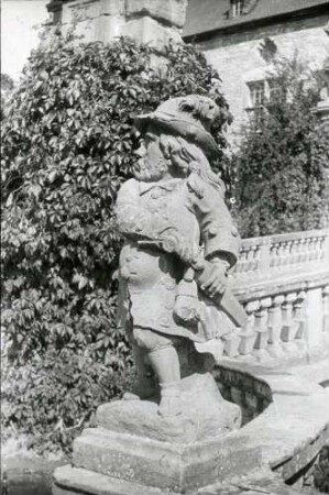 Skulptur; Steinskulptur auf Balustrade (Der Wachtmeister)