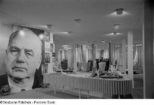 Innenansicht eines Messehauses, Ausstellungsfläche für Stoffe