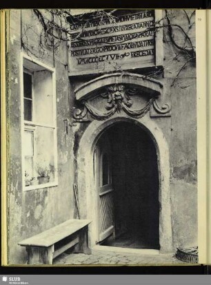 59 Tür im Hof des Domstifts