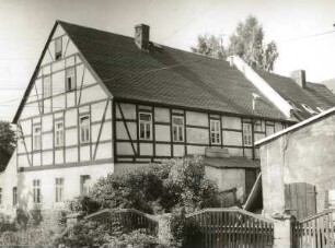 Beierfeld (Kreis Schwarzenberg), August-Bebel-Straße 51. Gehöft. Wohnstallhaus. Straßenansicht