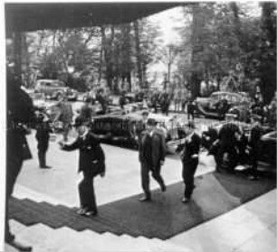 Neville Chamberlain mit Begleitung in München
