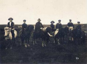 Touristen beim Ponyreiter in der Umgebung von Akureyri